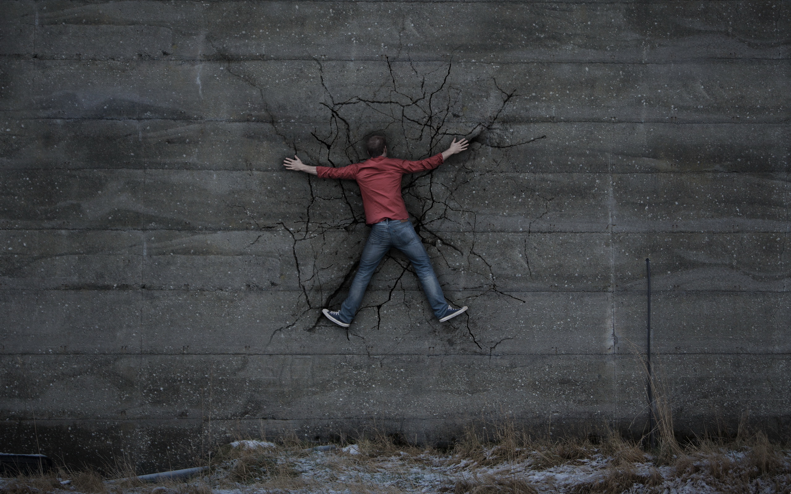 Эффект депрессия. Человек у стены. Человек на фоне стены. Ползет по стене.