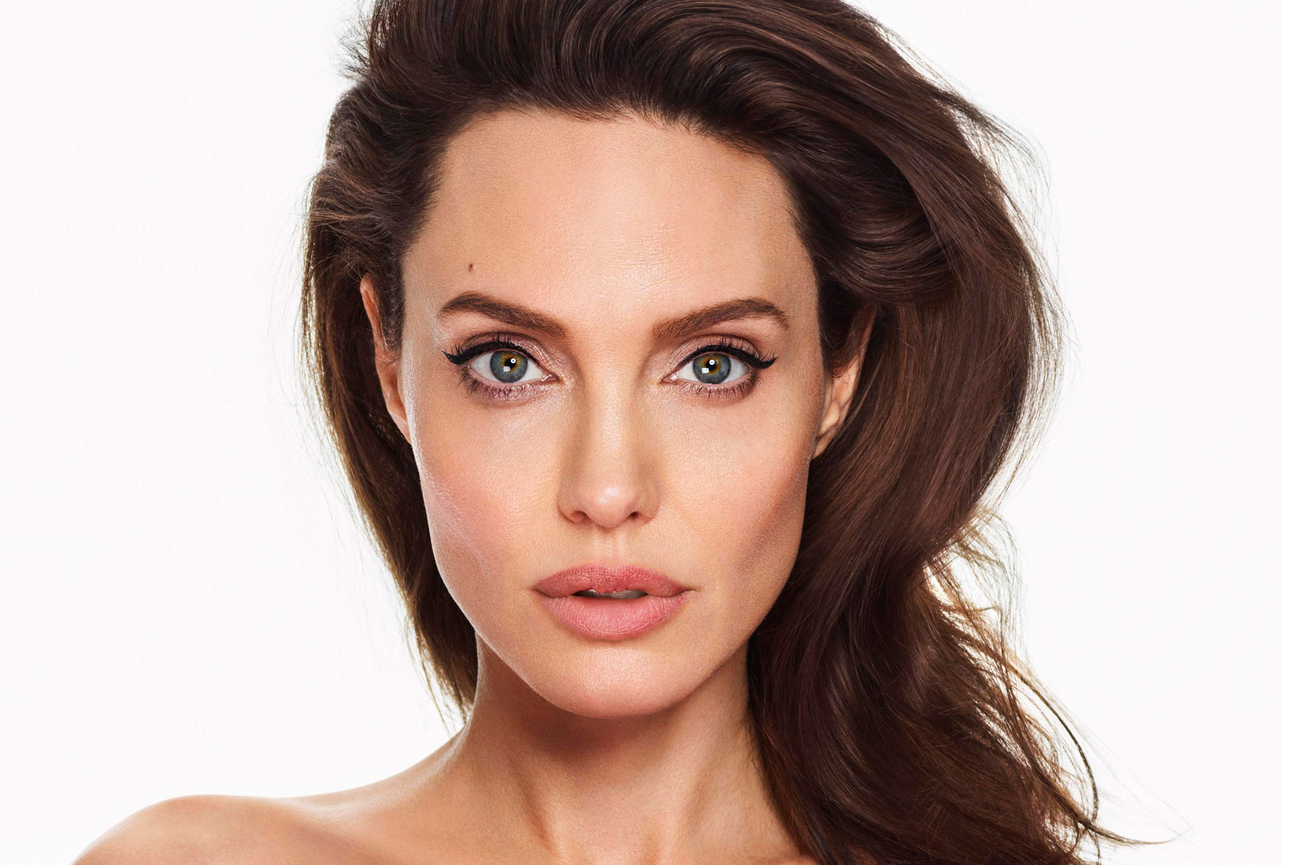 Angelina Jolie gazeta