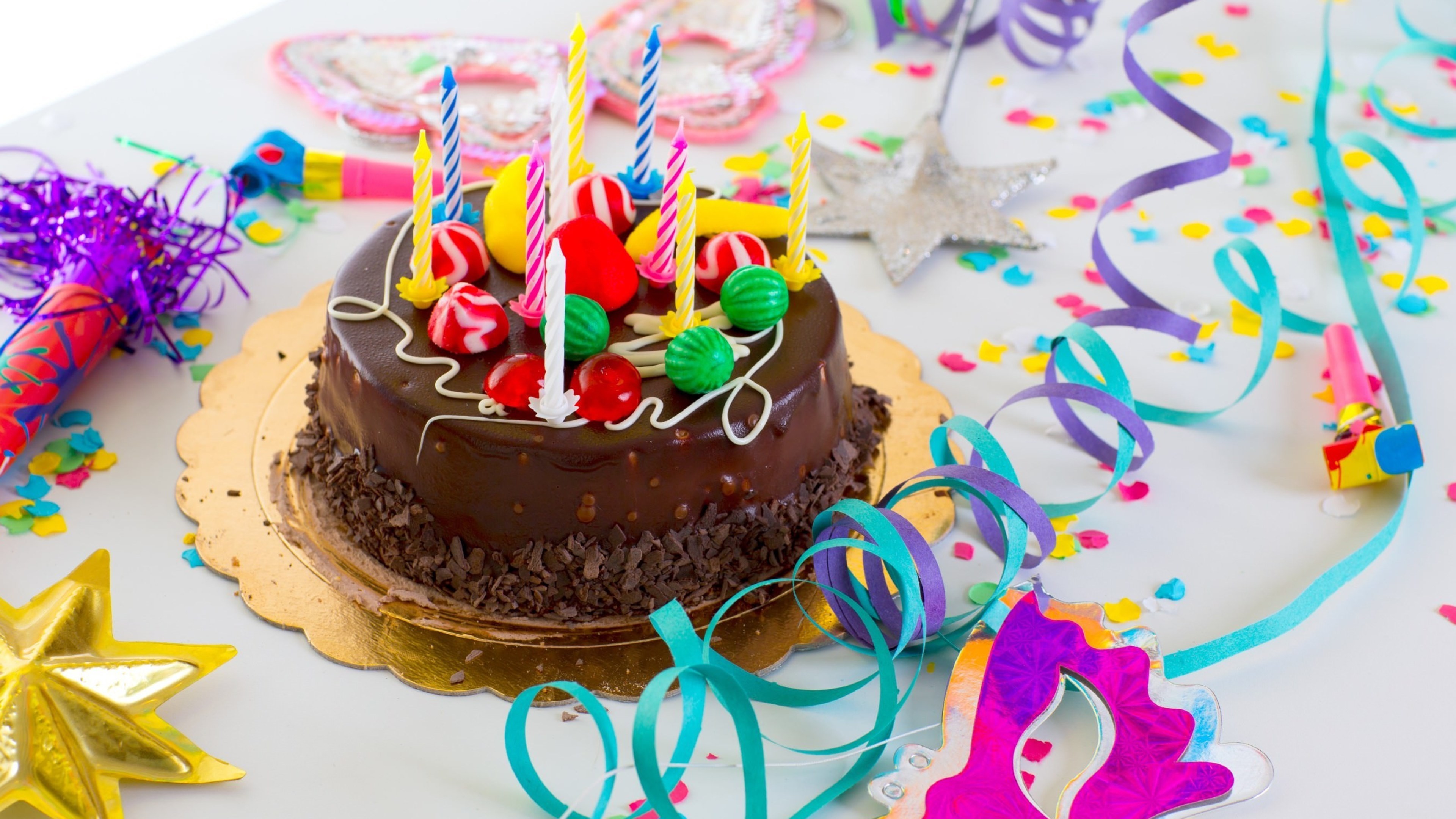 День рождения полностью. Торт с днем рождения!. Свеча в торт "с днем рождения". Торт со свечами и шариками. С днём рождения торт и шарики.