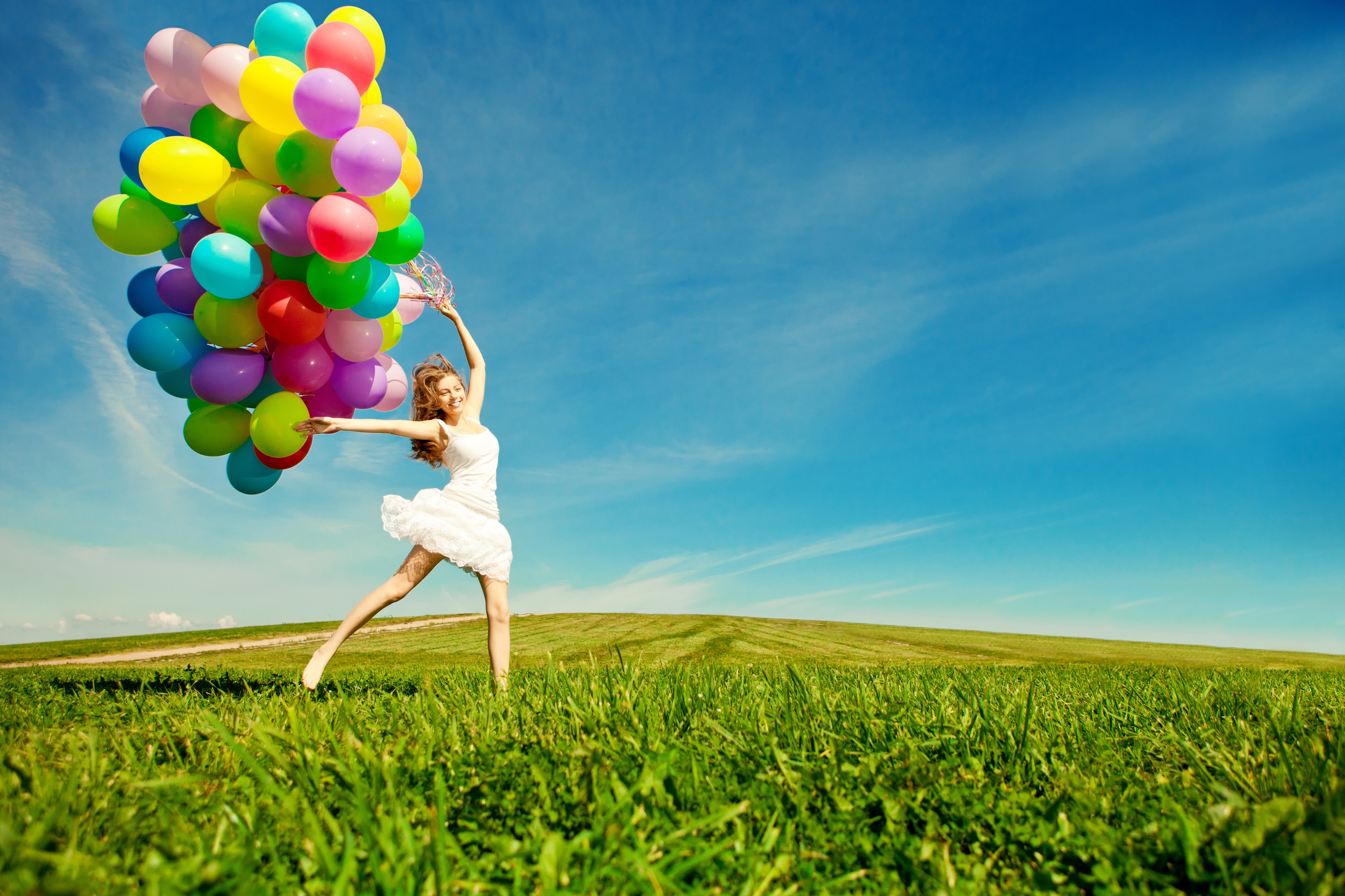 День наполним яркими эмоциями. Позитивная девушка. Девушка с воздушными шарами. Позитивные картинки. Фотосессия с шарами.