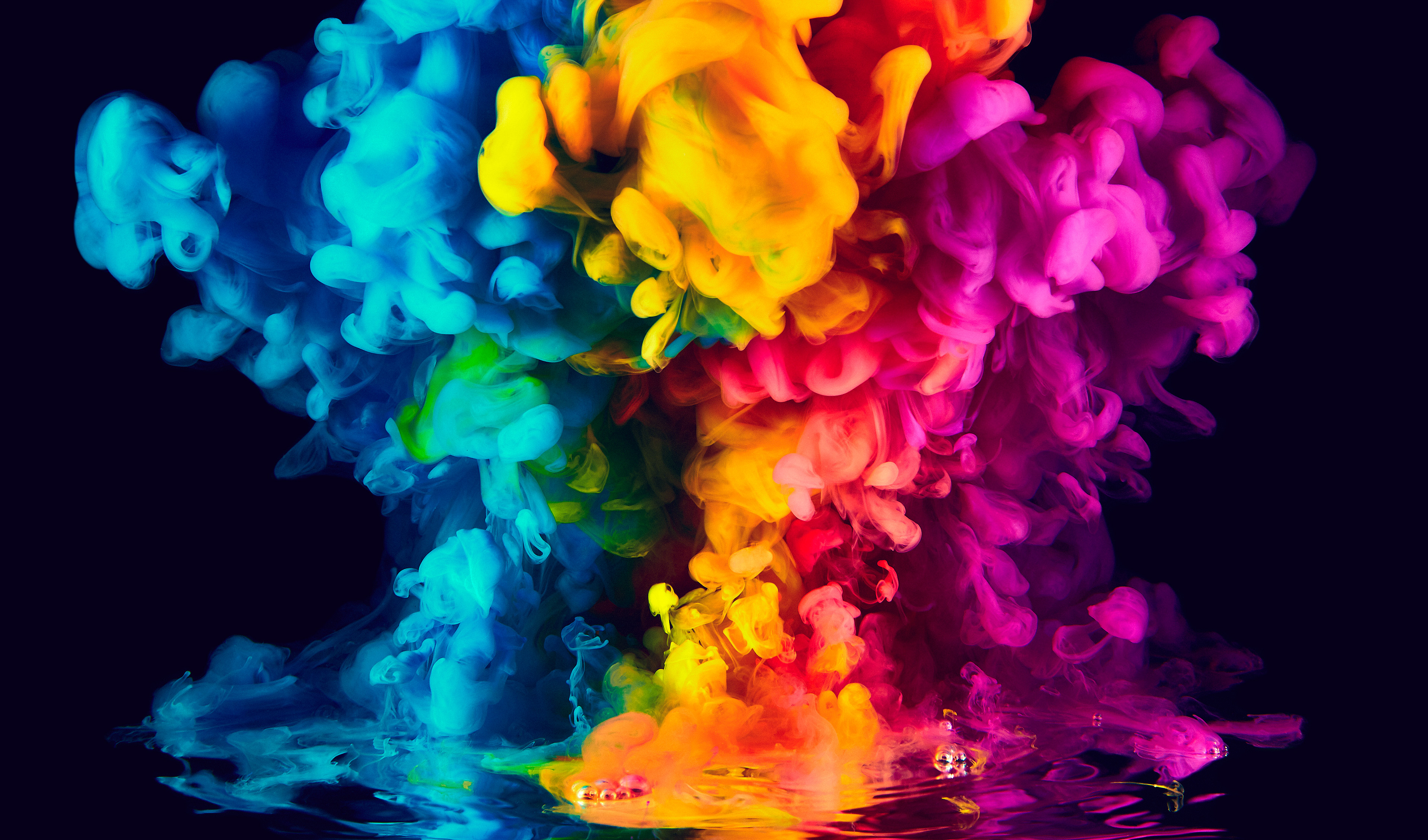 Colorful k. Разноцветный дым. Яркие краски. Взрыв красок. Яркий фон.