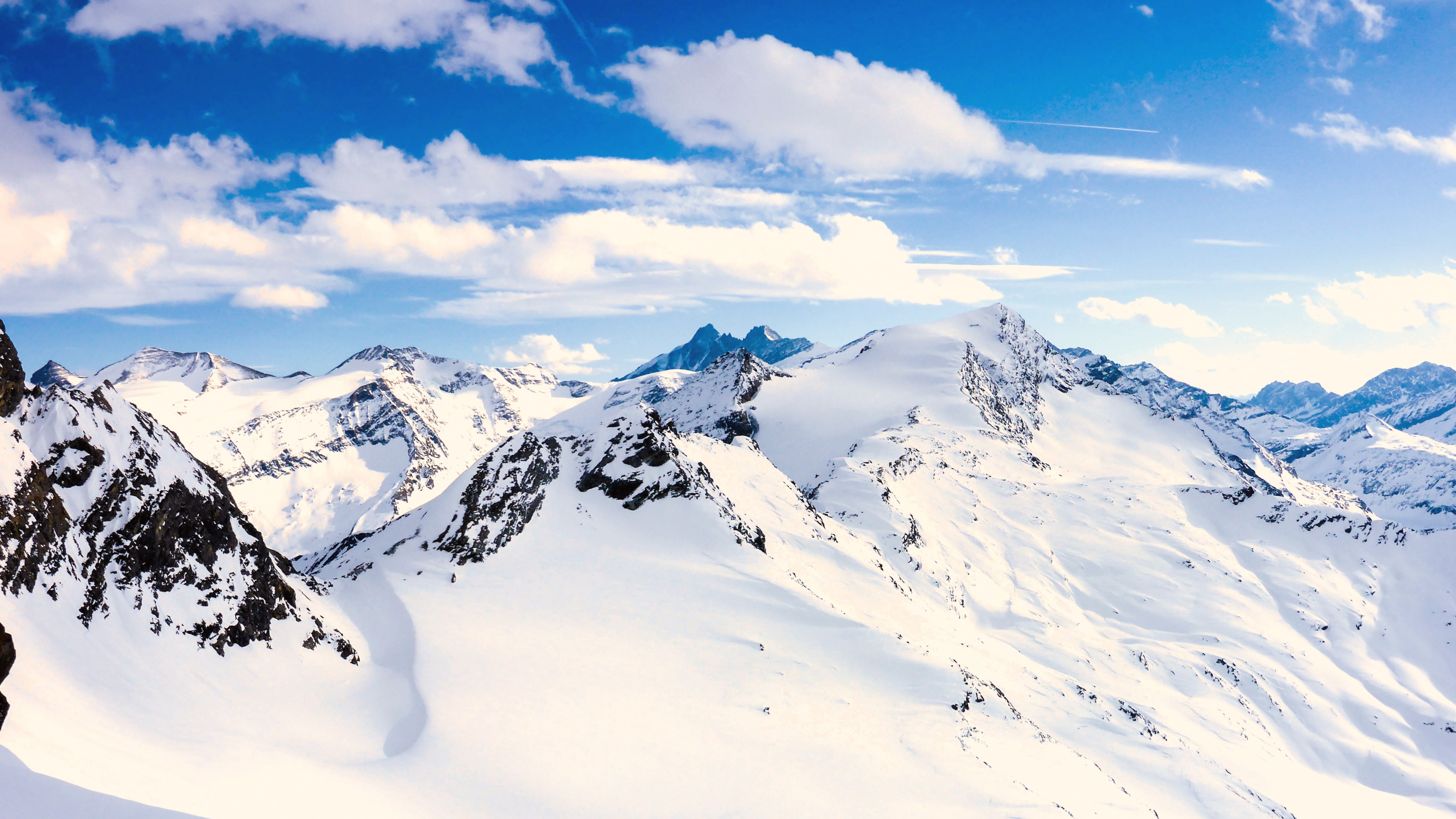 Самые снежные горы. Гора Гросглоккнер Австрии. Гора Гросглокнер Австрия лыжи. Зимние горы. Снежные горы.