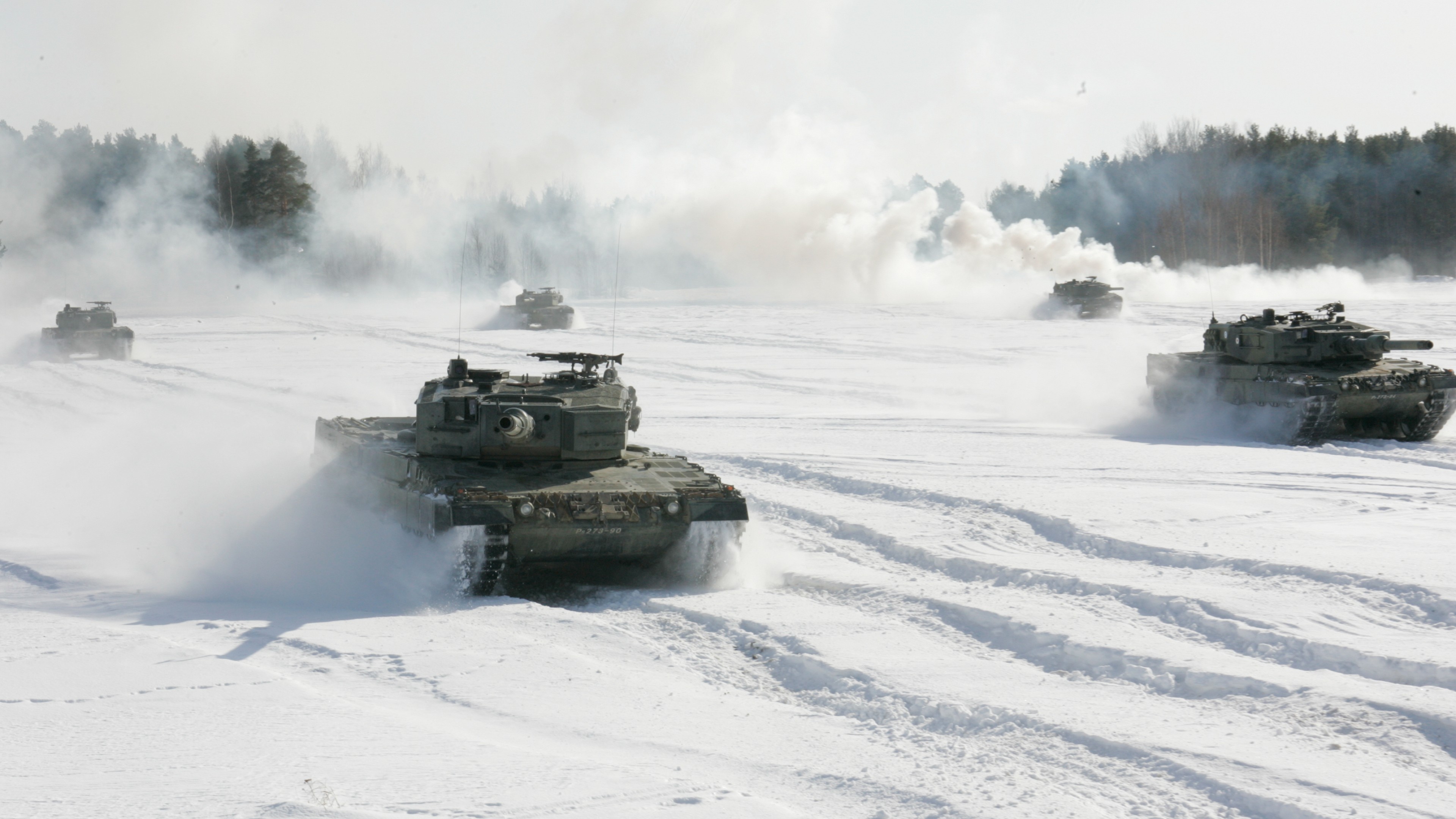 Фон военной техники. Leopard 2a4 танк. Леопард 2а4. Танк леопард 2. Танк т34 учения зима СССР.
