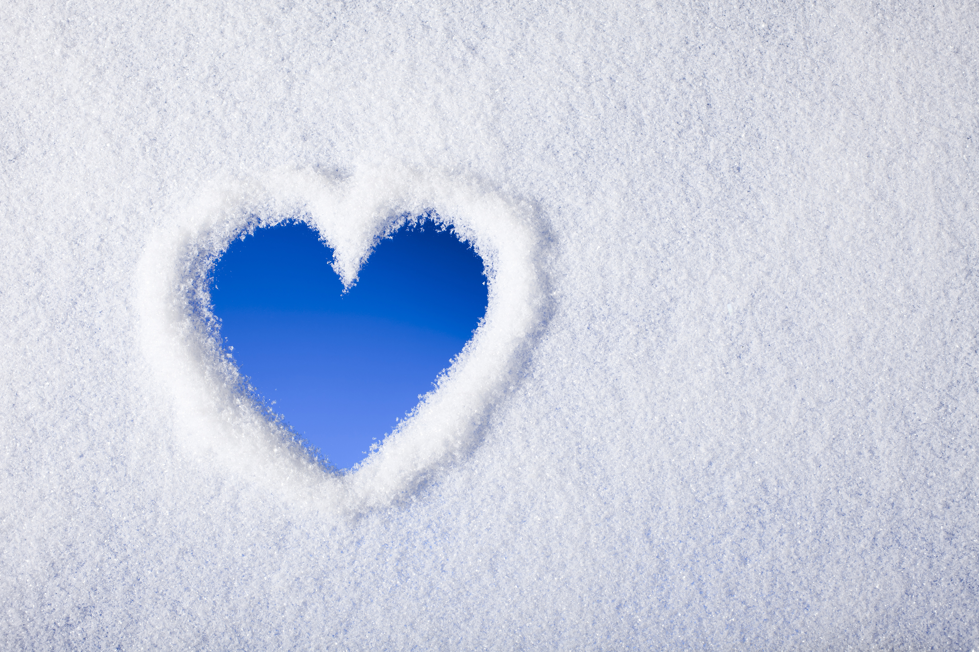 Я люблю снежку. Сердце на снегу. Сердечко на снегу. Зима в сердце. Сердечко из снега.