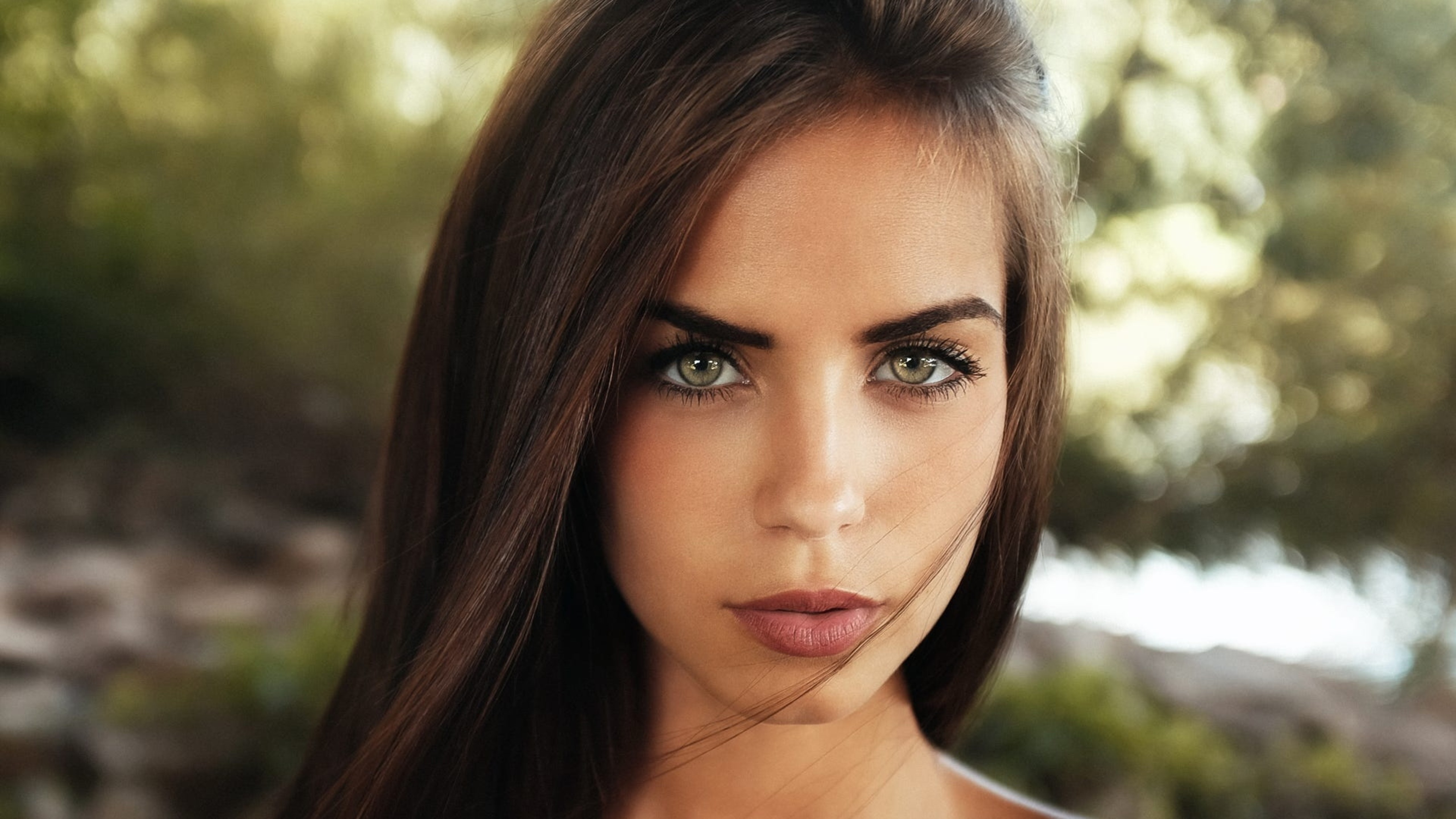 Красивая девушка с зелеными глазами. Модель Marlen Valderrama Alvarez.