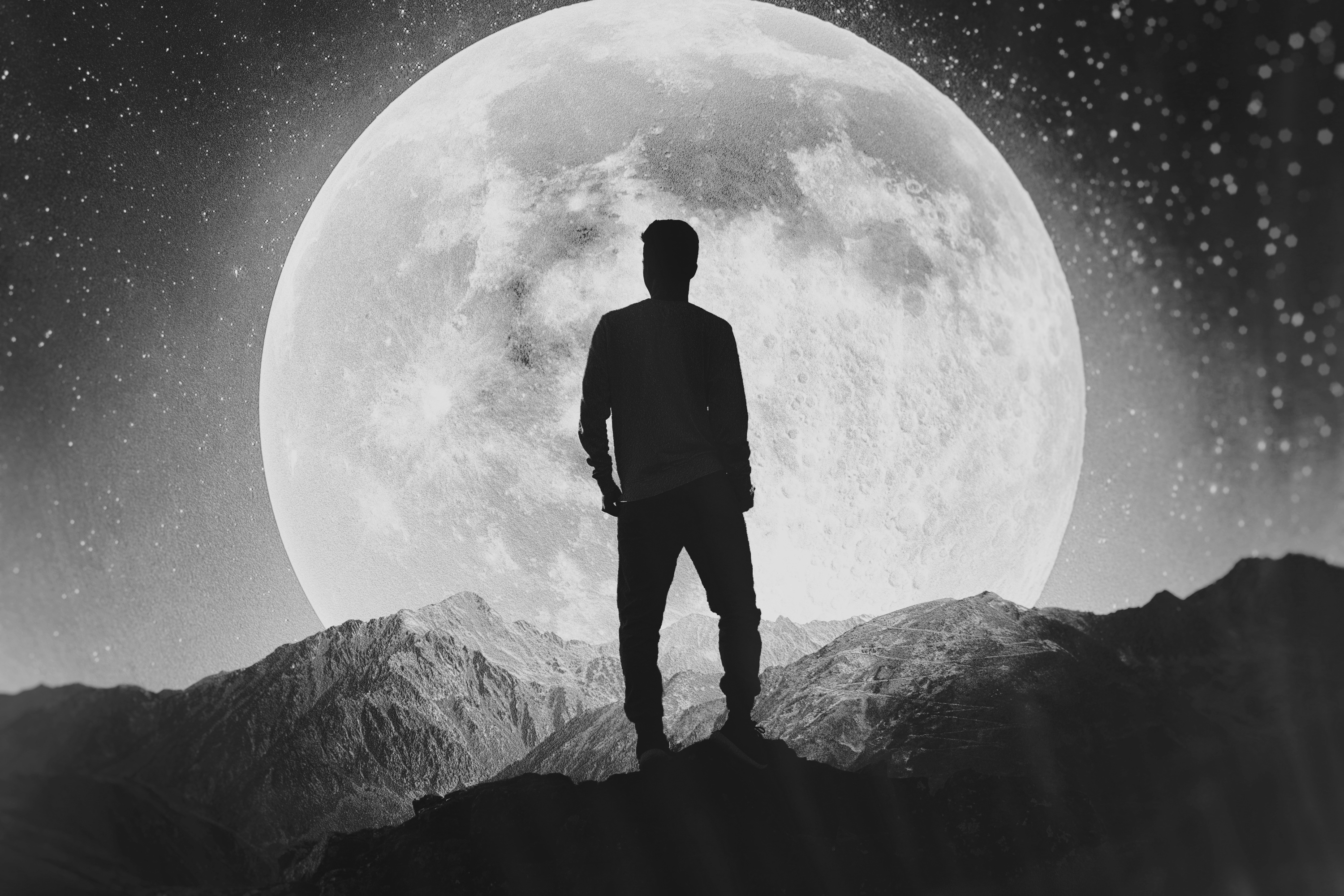 Шагающий по луне. Человек на фоне Луны. Парень на фоне Луны. Одинокий парень.