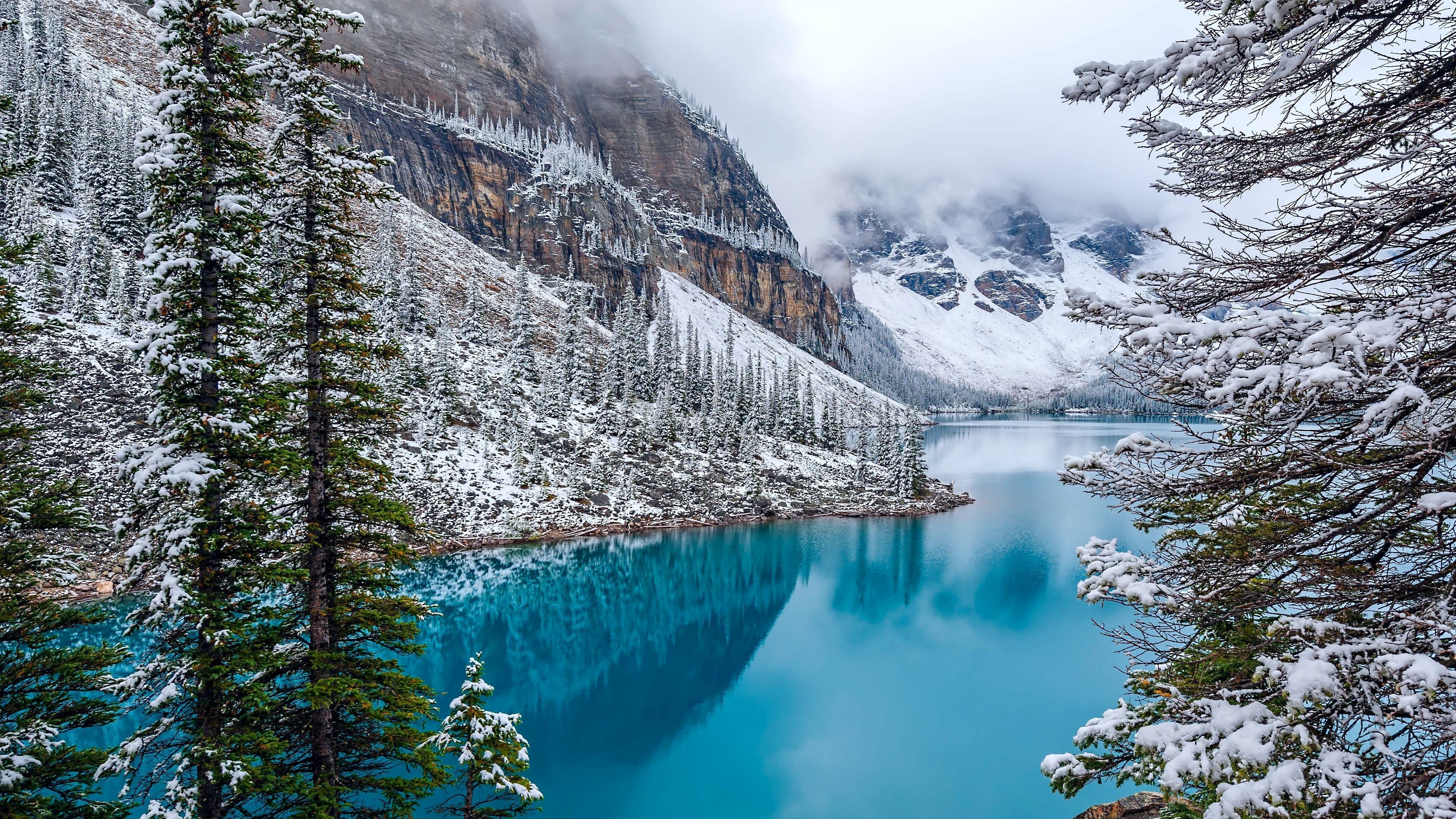 Горы и голубая вода. Озеро Морейн в Канаде. Озеро Морейн, Канада зима. Национальный парк Банфф, Канада зима.