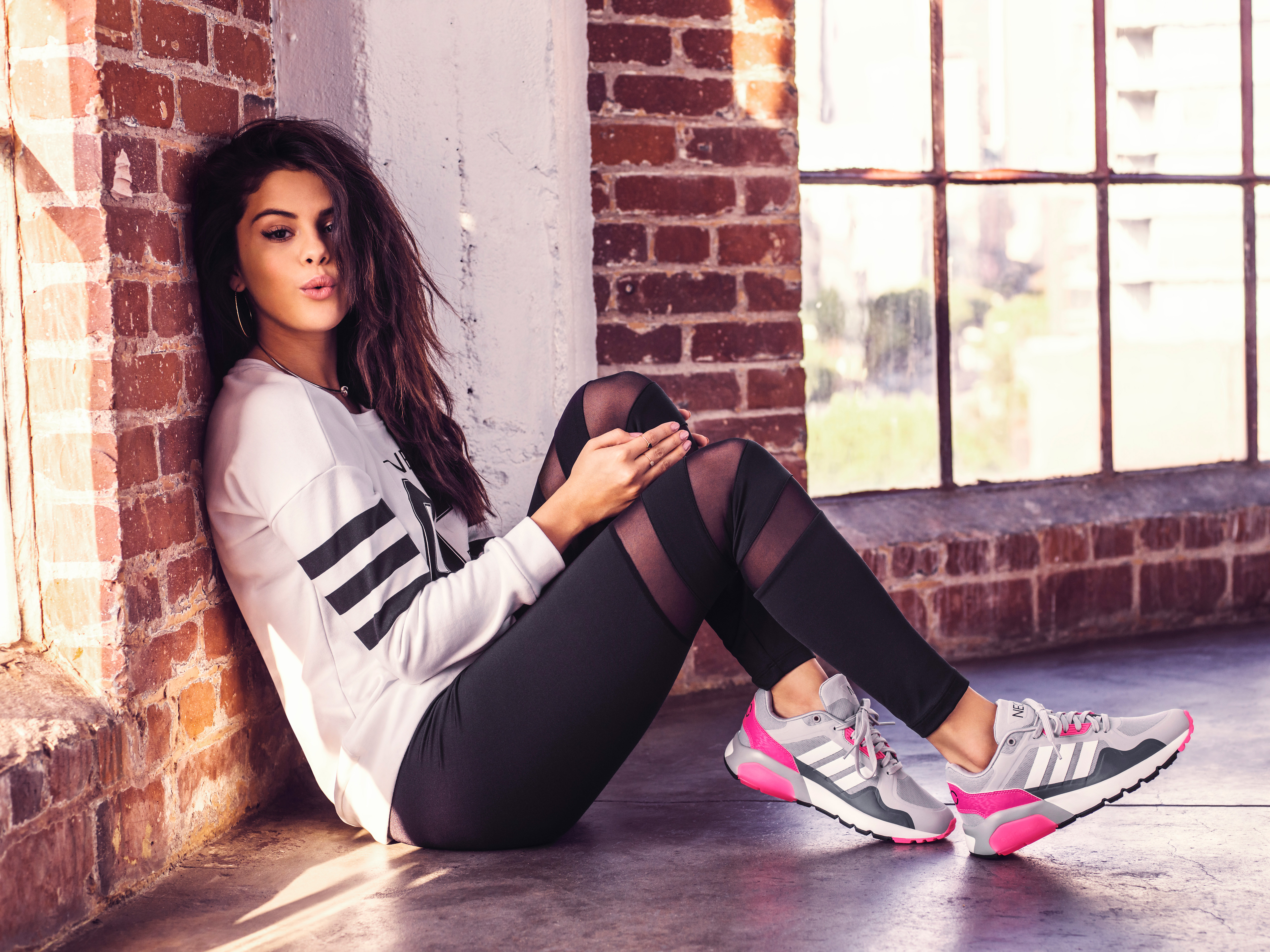 Красивая девушка кис. Selena Gomez adidas Neo.