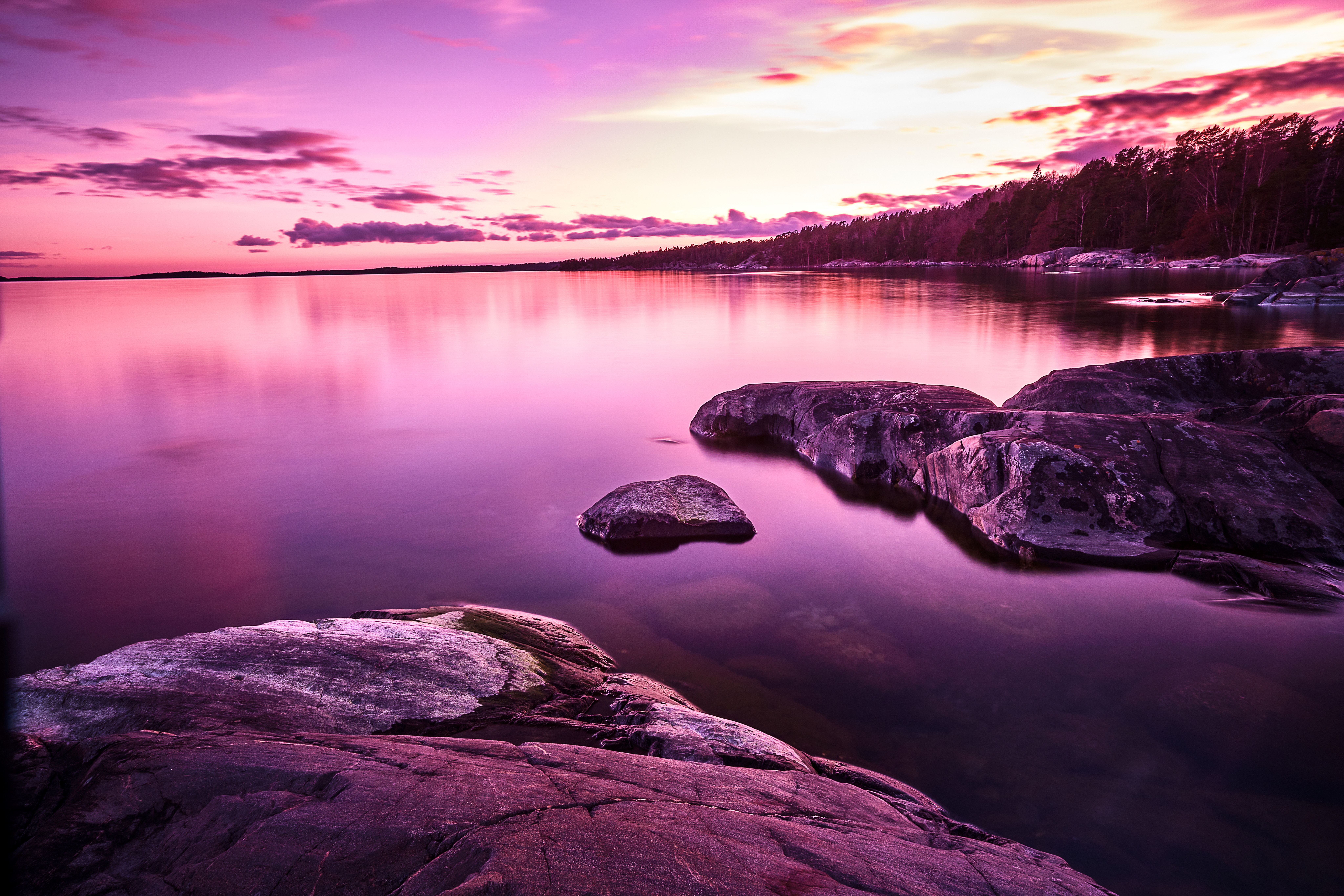 3840x2160. Пейзаж. Фиолетовое озеро. Красивый фиолетовый пейзаж. Пейзаж в розовых тонах.