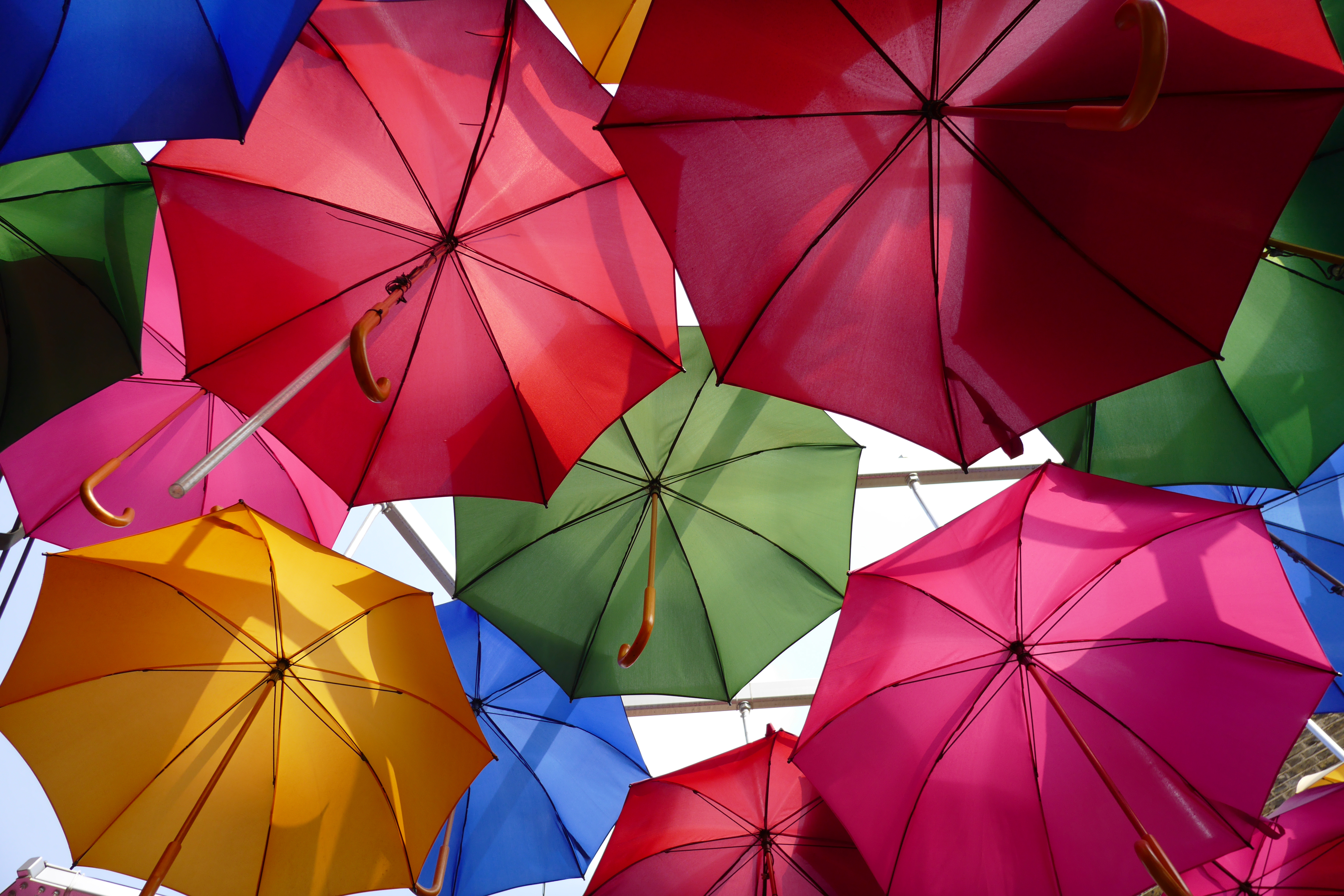 Обои зонтика. Разноцветные зонтики. Зонтики яркие. Красивые зонтики. Разноцветный зонт.